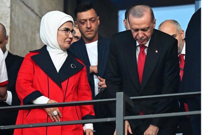 Viertelfinalspiel in Berlin (Niederlande gegen Türkei) am 6. Juli dieses Jahres: Özil (M.) hinter Erdogan und dessen Frau Emine.