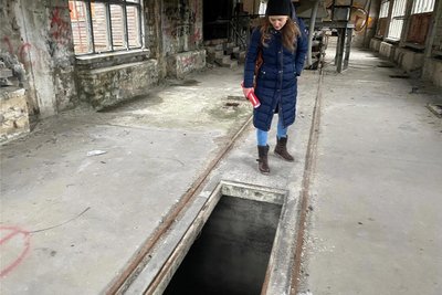Blick in die Tiefe. In der Lengenfelder Kunststeinwerk-Industriebrache an der B 94 lauerte die Gefahr auf Schritt und Tritt. Wie hier auf der einstigen Förderbrücke - in diesem Bereich grünt längst alles um die Wette, inclusive Bienenwiese.