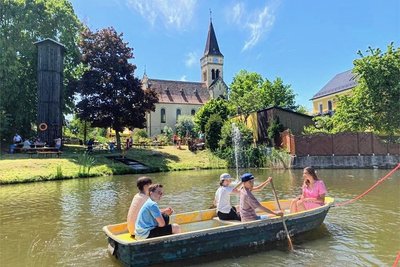 Bootsrundfahrten auf dem Dorfteich gehörten zum Programm beim Teichfest.