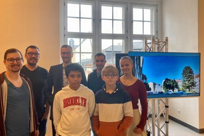 Von links: Pascal Ulbrich (Jugendzentrum Boxenstop), Benjamin Olsson (Markuskeller), Bürgermeister für Kultur und Jugend Tobias Kämpf (CDU), Benjamin Pippig und Liz Matys (Kinder und Teenietreff Preißelpöhl) und zwei Teilnehmer.