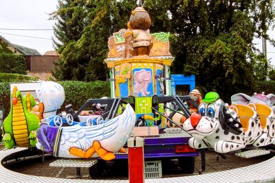 Ein Kinderkarussell gehört zum Kirmesmarkt immer mit dazu.