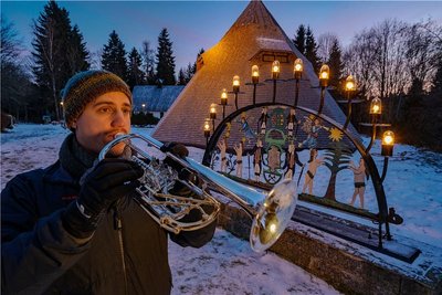 "Stille Nacht, heilige Nacht" ist eines der bekanntesten Weihnachtslieder der Welt. Es wurde 1818 erstmals aufgeführt. Trompeter Jakob Wagler spielt es am Johanngeorgenstädter Schwibbogen.