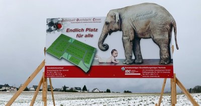 Ein großes Schild weist unübersehbar auf das neue Gornauer Wohngebiet hin. 