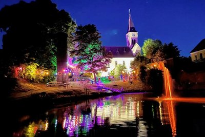 Bunt beleuchtet präsentierte sich der Teich am Abend.
