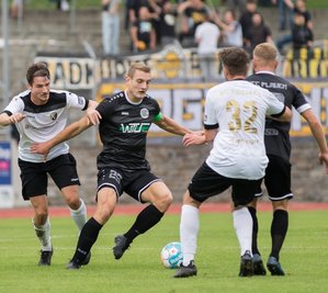 Lucas Albert (Zweiter von links) wird vom Freitaler Rico Tänzer bedrängt. Plauens Alexander Morosow und der Freitaler Eric Ranninger (Nr. 32) beobachten die Szenerie. 