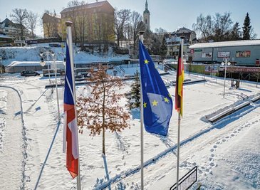 Ein Bild mit Symbolkraft: Aus den Fahnen für Tschechien, Europa und Deutschland auf der Gemeinsamen Mitte von Bärenstein und Vejprty ist die Luft raus. Sie hängen - so wie die Köpfe im Grenzgebiet. 