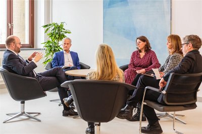 Kultusminister Christian Piwarz, sein Sprecher Dirk Reelfs, die Lehrerinnen Esther Vogel und Kathrin Elias-Müglitz (hinten von links), moderiert von Manuela Müller und Tino Moritz von der „Freien Presse“.