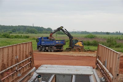 Am sogenannten Altarm der Zwickauer Mulde werden derzeit das Baufeld befestigt und eine Zufahrtsstraße gebaut. Im Vordergrund die Reifenwaschanlage.
