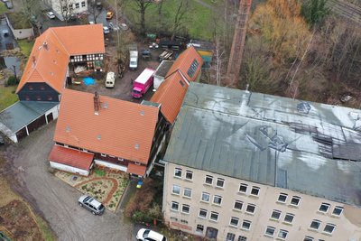 Mit dem Fabrikabriss (r.) wird die angrenzende Gräfenmühle inklusive Kreisnaturschutzstation für Passanten plötzlich sichtbarer.