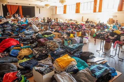 Die Festhalle dient als Lager für Spenden. Am 9. April ist hier eine Veranstaltung geplant, bis dahin wird es eine andere Lösung geben, da Veranstaltungen nicht abgesagt werden sollen. 