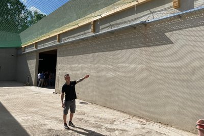 Markt-Chef Maximilian Höfer im künftigen Kassenbereich. An die Wand kommt die Göltzschtalbrücke - hinter Acrylglas, komplett erleuchtet und zwölf Meter lang.