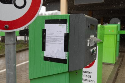 Auf solchen Zetteln an den Zufahrten wird über den bevorstehenden Umbau informiert. Allerdings steht da als Startdatum noch der 1. April.