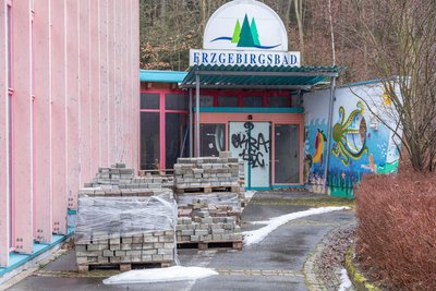 Das Erzgebirgsbad in Thalheim wird nun mit viel Geld weiter verschönert – allerdings noch nicht das Hauptgebäude.