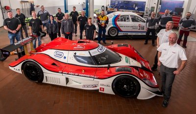 Das Projekt "Nascar hilft" geht in seine nunmehr zehnte Saison. Seit 2013 bescherte die Crew um Jan Wätzig fast 1000 Familien unvergessliche Momente als Beifahrer in PS-Boliden. Ab Frühjahr dürfen sie in einem neuen Rennwagen über den Asphalt am Lausitzring brettern. 