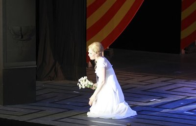Kniefall vor der Kunst - oder dem Zuschauer? Sonja Maria Westermann als Margarethe in der Plauener "Faust"-Oper.