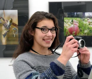 Die 14-jährige Camilla Ahner war 2017 eine der jüngsten Teilnehmerinnen der Fotoausstellung "Hinterm Zaun - Lichtenauer Bilder" in der Dorfgalerie Auerswalde.