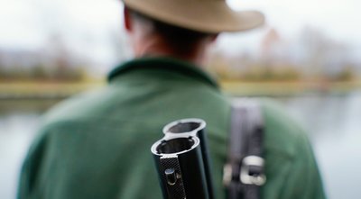 Jäger mit Jagdgewehr: Mit den Feinheit des sächsischen Jagdrecht muss sich seit Donnerstag das Amtsgericht beschäftigen. 