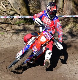 Tanja Schlosser ist beim DEM-Auftakt in Tucheim Zweite geworden. Die Enduro-Pilotin aus Weißenborn musste sich einzig der ehemaligen Motocross-Weltmeisterin geschlagen geben, 