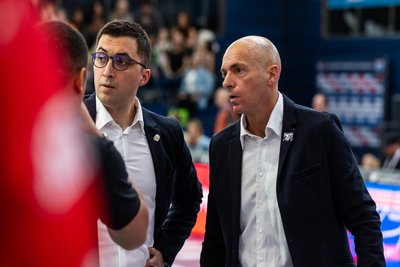 Haben in dieser Saison sehr viel Arbeit mit ihrem Team, das oft umgebaut werden musste: Niners-Cheftrainer Rodrigo Pastore (rechts) und sein Assistent Gjorgji Kochov.