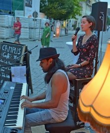Luisa und Maruf spielten vor dem Campus-Café auf.