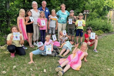 Lesepaten und Grundschüler, die eine „Lesekönig-Urkunde“ erhielten.