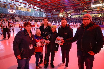 Vor dem ersten Bully: Die Spendenbox und das Eishockey-Buch, in dem sich Unterschriften von Fans befinden, werden übergeben.