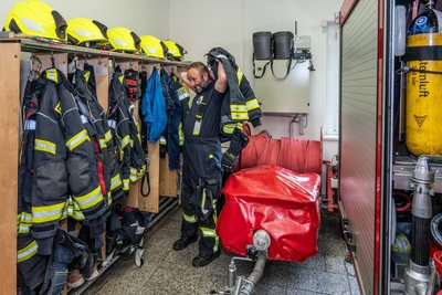 Umziehen zwischen Garderobe, Geräten und Fahrzeug - die neuen Räume sollen mehr Platz bieten.