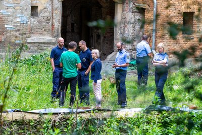 Um 12 Uhr haben sich Polizei, Ordnungsamt und Kampfmittelbergungsdienst im Innenhof des Weisbachschen Hauses getroffen.