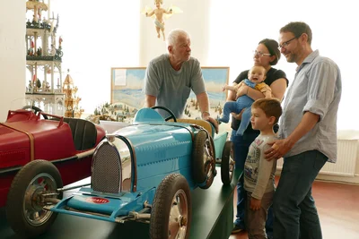 Neben Michael Schuster war Eckart Holler (links), dessen Leidenschaft vor allem historische Kinderfahrzeuge betrifft, die treibende Kraft im Depot Pohl-Ströher.