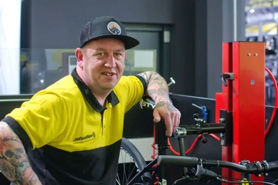Werkstattleiter Oliver Kunz, ein bekanntes Gesicht der hiesigen Fahrradszene, kümmert sich um die Wartung und Sicherheit Ihres Fahrrads. 