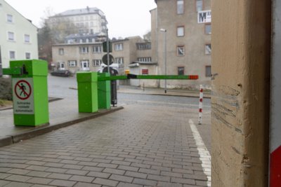 An der unteren Ausfahrt des Parkhauses geht es eng zu. Das bereitet manchem Autofahrer Probleme und hinterlässt Spuren.
