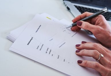 Ein Blick auf den Arbeitsvertrag lohnt sich: Auch Formalienfehler sorgen dafür, dass der befristete Vertrag ungültig ist.