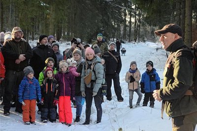 Die Teilenehmer der Winterwanderung haben von Revierförster Dirk Schönfelder viele Infos über das Hochmoor bei Grünheide erhalten. 