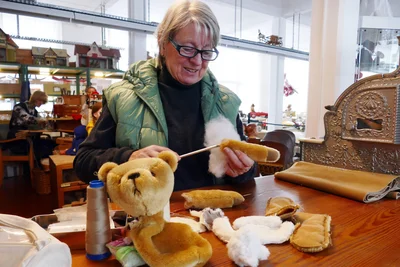 Zu den ständigen Vertretern des kreativen Handwerks im Depot Pohl-Ströher gehört auch Teddybären-Doktorin Karin Näser.