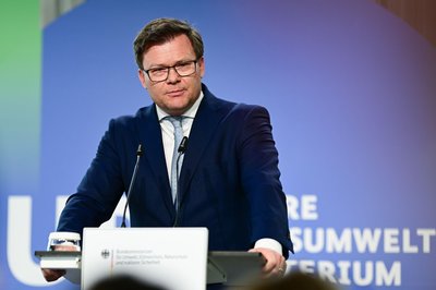 Bundesumweltminister Carsten Schneider (SPD) will sich in Bonn dafür einsetzen, dass die Staatengemeinschaft ihr Tempo beim Ausbau der erneuerbaren Energien erhöht (Archivbild).
