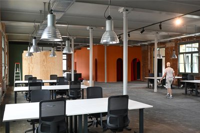 Wer kein eigenes Büro anmieten möchte, kann sich in Großraumbüros feste oder flexible Arbeitsplätze in der Fabrik aussuchen. Zum Telefonieren gibt es extra Räume.