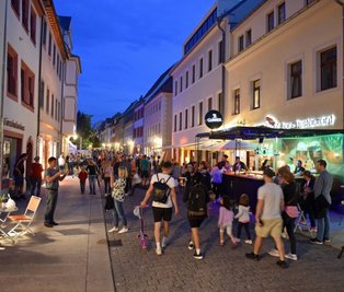 Flaniermeile Burgstraße: In Freiberg ist am Wochenende die 10. Freiberger Nachtschicht mit Genuss-Safari, Kneipennacht und Nachtshopping organisiert worden. Die Besucher waren gut drauf, sagen Händler. 