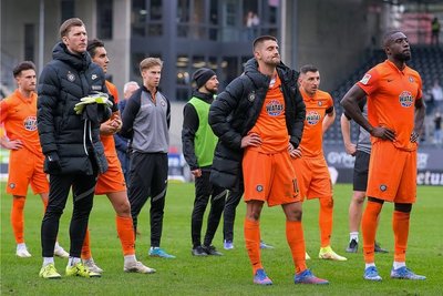 Keine Argumente mehr: Die Auer Mannschaft um Price Owusu, Nikola Trujic und Dimitrij Nazarov (von rechts) stellte sich nach der 0:2-Niederlage in Sandhausen den Fans, musste sich aber nur Beschimpfungen anhören. 