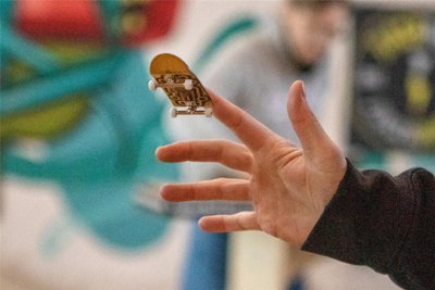 Drei Jurymitglieder bewerteten die Fingerfertigkeit der Boarder, Tricks mit den Minis zu präsentieren.