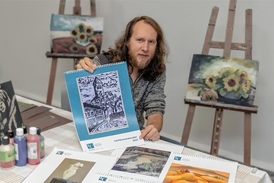 Mario Schmidt hat den Druck eines Vereinskalenders angeschoben. Auf 13Blättern gibt es die Arbeiten von 16 Künstlern in verschiedenen Techniken zu sehen, in Öl, als Zeichnung, Druck und Radierung oder Plastik. Der Kalender ist für 15 Euro zu haben. 