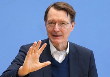 In einer Pressekonferenz des Robert Koch-Instituts beantwortet Bundesgesundheitsminister Karl Lauterbach (SPD) Fragen zum Infektionsgeschehen in der Corona-Pandemie.