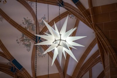 Die Kirchen sind zum Weihnachtsfest im Erzgebirge besonders festlich geschmückt.