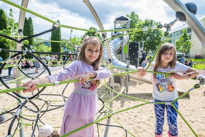 Lea Zettl (links) und Clara Gläser aus der Kita „Haus für Kinder“ in Zschorlau.