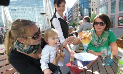 Nochmal ein großes Eis, bevor der Herbst wieder ungemütlich wird: Susann Bunzel mit Tochter Jule und Kathleen Steudte genießen eine kleine Pause am Nachmittag im Kaffeehaus Michaelis in der Innenstadt. Bedient werden sie von Julia Stope.