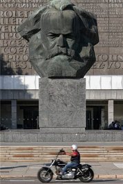 Vor dem Marx-Monument wollten rechte Gruppen eine Demonstration veranstalten. 