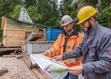 Dirk Nötzold (links) von der Wismut und Planer Nick Leißring koordinieren die Sanierungsarbeiten am Wismut-Altstandort Reiboldsgrün.