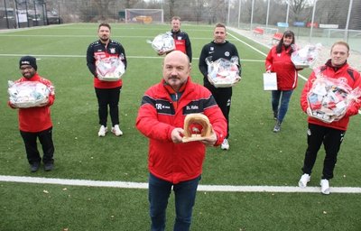 Lok Plauen steht für eine hervorragende Jugendarbeit. Im vergangenen Jahr nahm das Nachwuchsteam um Vereinschef Steffen Hahn (vorn Mitte) den "Stein im Brett" für exzellentes Engagement entgegen. 
