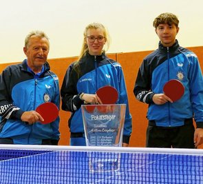 Mit drei Siegen im Finalturnier haben sich Bernd Ehrig, Jule Jablinski und Nick Geyer (von links) vom SSV Zschopau II in eigener Halle den Pokal des mittleren Erzgebirges gesichert. 