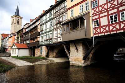 Auch die Krämerbrücke ist ein echtes Schmuckstück und eines der Wahrzechen von Erfurt. Sie ist die längste durchgehend mit Häusern bebaute und bewohnte Brücke Europas.