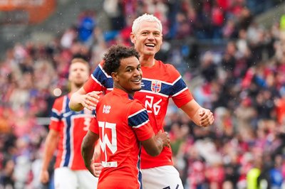 Bundesliga-Duo: Leipzigs Antonio Nusa (l.) und Dortmunds Julian Ryerson. (Archivbild)